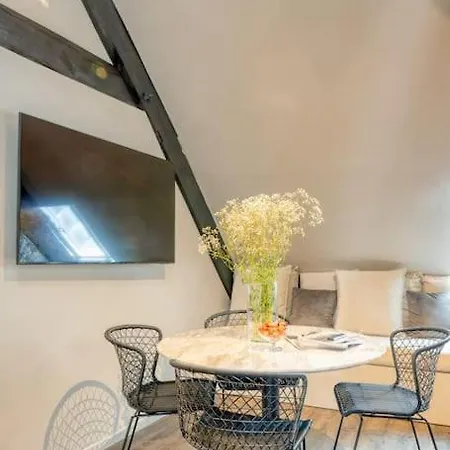 Charming Attic Retreat In Historic Center